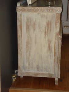 Kastje met krijtverf behandeld en doorgeschuurd